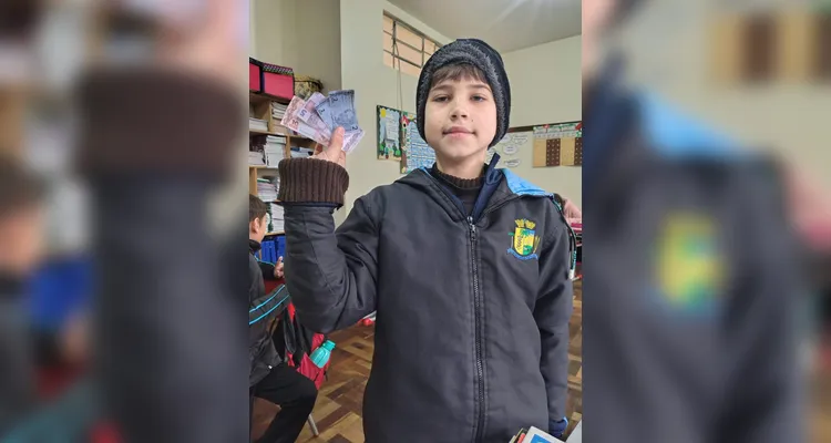 Em sala, a turma criou seu próprio sistema monetário. A ideia tem ajudado os alunos a seguirem acordos e se empenharem em atividades.