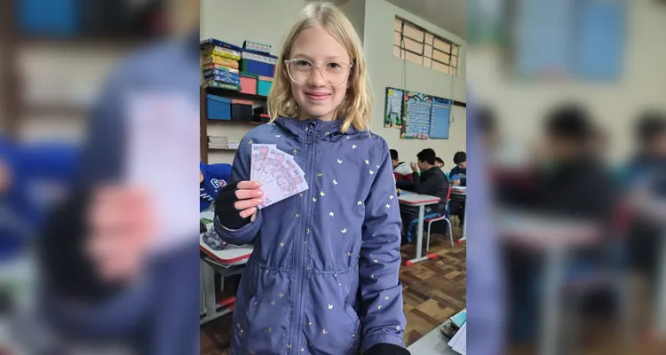 Em sala, a turma criou seu próprio sistema monetário. A ideia tem ajudado os alunos a seguirem acordos e se empenharem em atividades.