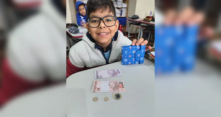 Em sala, a turma criou seu próprio sistema monetário. A ideia tem ajudado os alunos a seguirem acordos e se empenharem em atividades.