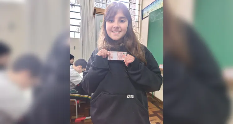 Em sala, a turma criou seu próprio sistema monetário. A ideia tem ajudado os alunos a seguirem acordos e se empenharem em atividades.