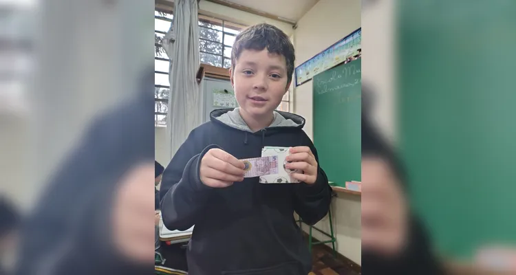 Em sala, a turma criou seu próprio sistema monetário. A ideia tem ajudado os alunos a seguirem acordos e se empenharem em atividades.