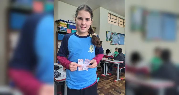 Em sala, a turma criou seu próprio sistema monetário. A ideia tem ajudado os alunos a seguirem acordos e se empenharem em atividades.