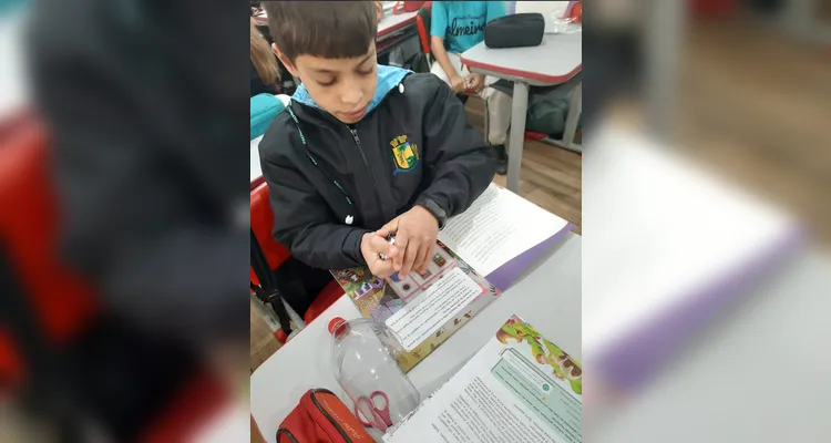 O resultado do trabalho dos alunos foram diversos jogos e brinquedos, que posteriormente foram entregues a colegas da escola.