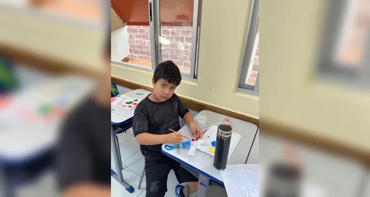 Os alunos realizaram a confecção de cataventos e realizaram um trabalho com obras inspiradas em uma produção do artista Ivan Cruz.
