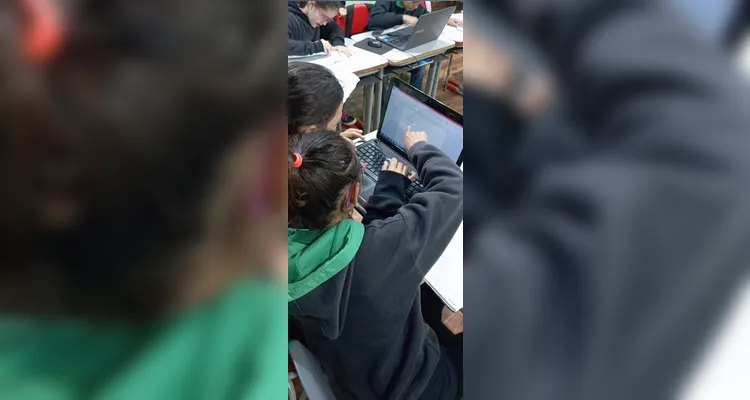 A turma realizou todas as etapas do jornal impresso da escola, desde o planejamento até a impressão.