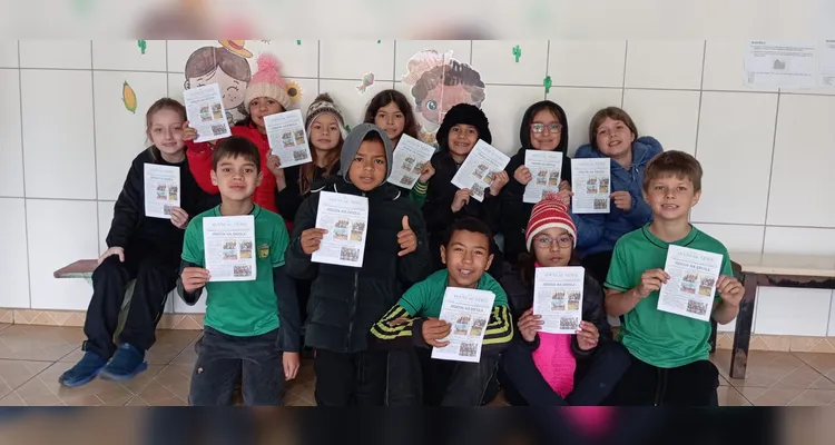 A turma realizou todas as etapas do jornal impresso da escola, desde o planejamento até a impressão.