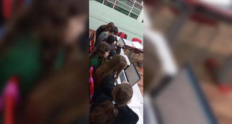 A turma realizou todas as etapas do jornal impresso da escola, desde o planejamento até a impressão.