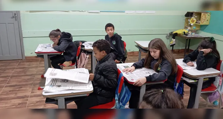A turma realizou todas as etapas do jornal impresso da escola, desde o planejamento até a impressão.