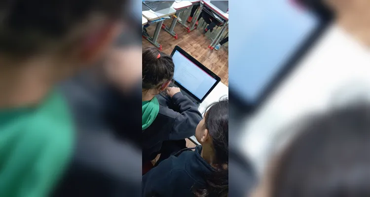 A turma realizou todas as etapas do jornal impresso da escola, desde o planejamento até a impressão.