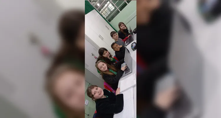 A turma realizou todas as etapas do jornal impresso da escola, desde o planejamento até a impressão.