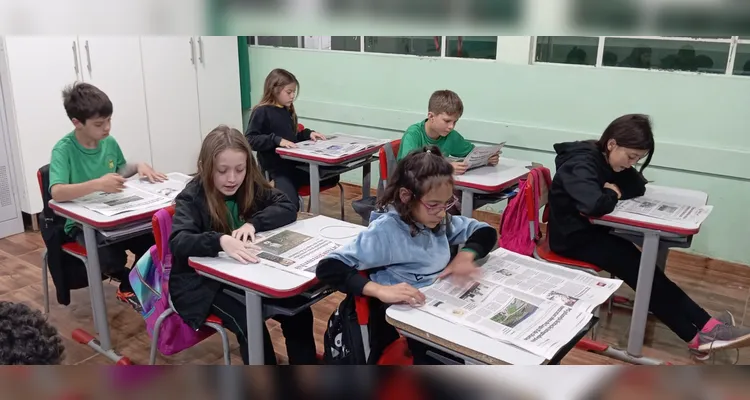 A turma realizou todas as etapas do jornal impresso da escola, desde o planejamento até a impressão.