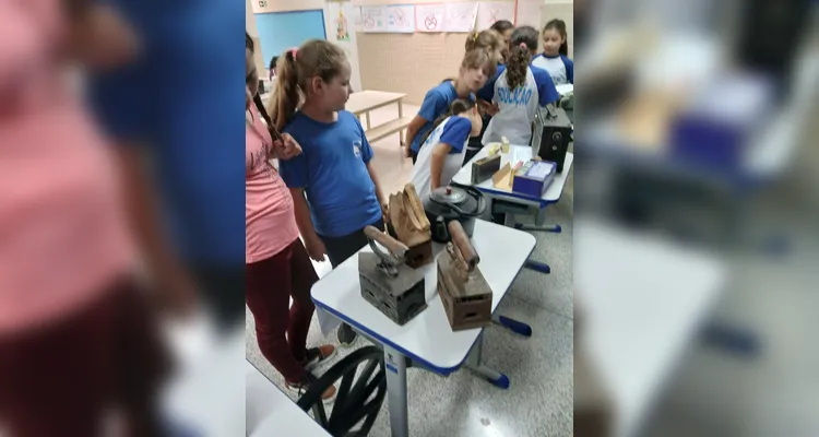 Anteriormente a visita ao museu, a turma organizou uma exposição com objetos antigos na escola.