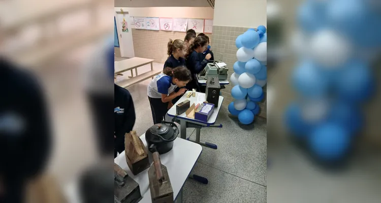 Anteriormente a visita ao museu, a turma organizou uma exposição com objetos antigos na escola.