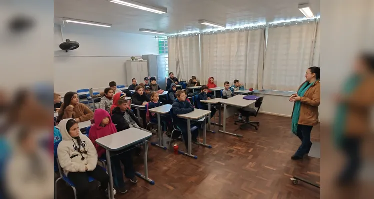 A abertura das atividades contou com uma palestra de uma psicóloga, que detalhou a temática aos educandos.