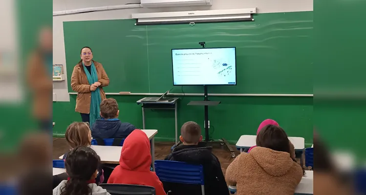 A abertura das atividades contou com uma palestra de uma psicóloga, que detalhou a temática aos educandos.
