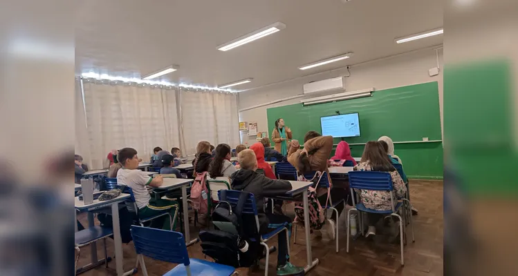 A abertura das atividades contou com uma palestra de uma psicóloga, que detalhou a temática aos educandos.