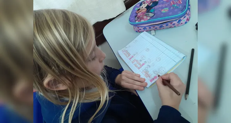 Os alunos também criaram tirinhas sobre a temática estudada.