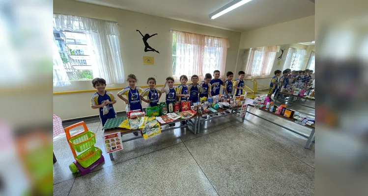 Os alunos participaram de todos os momentos de organização da dinâmica, desde a seleção das embalagens até a execução da prática.