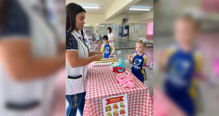 Os alunos participaram de todos os momentos de organização da dinâmica, desde a seleção das embalagens até a execução da prática.