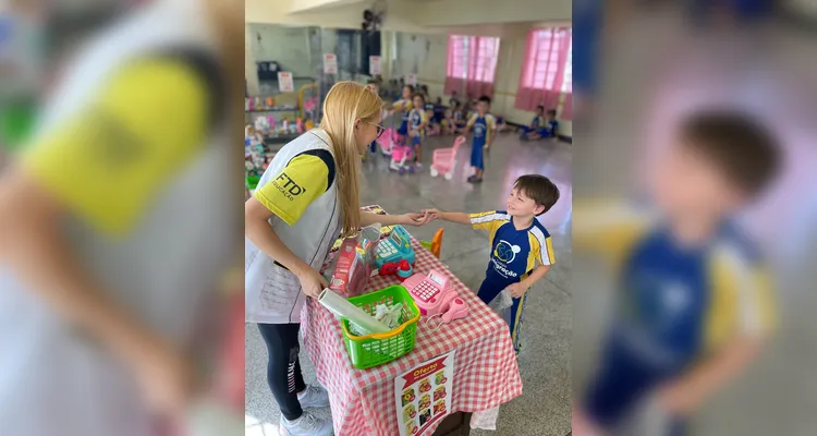 Os alunos participaram de todos os momentos de organização da dinâmica, desde a seleção das embalagens até a execução da prática.