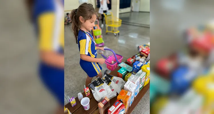Os alunos participaram de todos os momentos de organização da dinâmica, desde a seleção das embalagens até a execução da prática.
