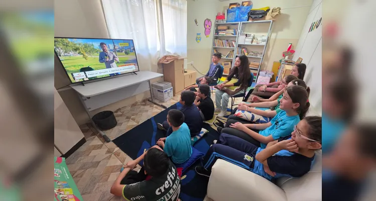 A turma assistiu aos conteúdos em formato de videoaula do Vamos Ler, participou de uma dinâmica com um agrônomo convidado, que envolveu entrevistas e o plantio de mudas e finalizou as ações visitando a Secretaria de Agricultura para uma palestra sobre o assunto.