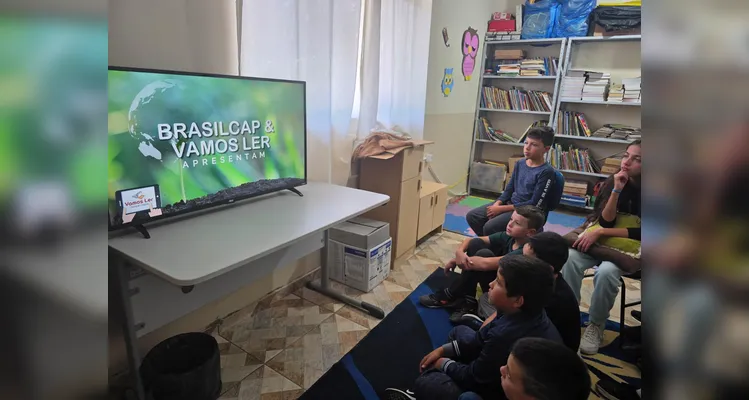 A turma assistiu aos conteúdos em formato de videoaula do Vamos Ler, participou de uma dinâmica com um agrônomo convidado, que envolveu entrevistas e o plantio de mudas e finalizou as ações visitando a Secretaria de Agricultura para uma palestra sobre o assunto.