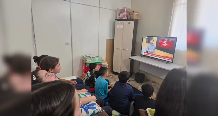 A turma assistiu aos conteúdos em formato de videoaula do Vamos Ler, participou de uma dinâmica com um agrônomo convidado, que envolveu entrevistas e o plantio de mudas e finalizou as ações visitando a Secretaria de Agricultura para uma palestra sobre o assunto.