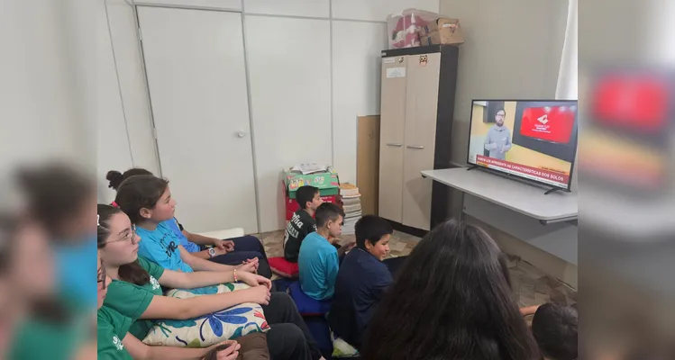 A turma assistiu aos conteúdos em formato de videoaula do Vamos Ler, participou de uma dinâmica com um agrônomo convidado, que envolveu entrevistas e o plantio de mudas e finalizou as ações visitando a Secretaria de Agricultura para uma palestra sobre o assunto.