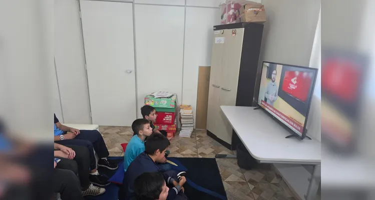 A turma assistiu aos conteúdos em formato de videoaula do Vamos Ler, participou de uma dinâmica com um agrônomo convidado, que envolveu entrevistas e o plantio de mudas e finalizou as ações visitando a Secretaria de Agricultura para uma palestra sobre o assunto.