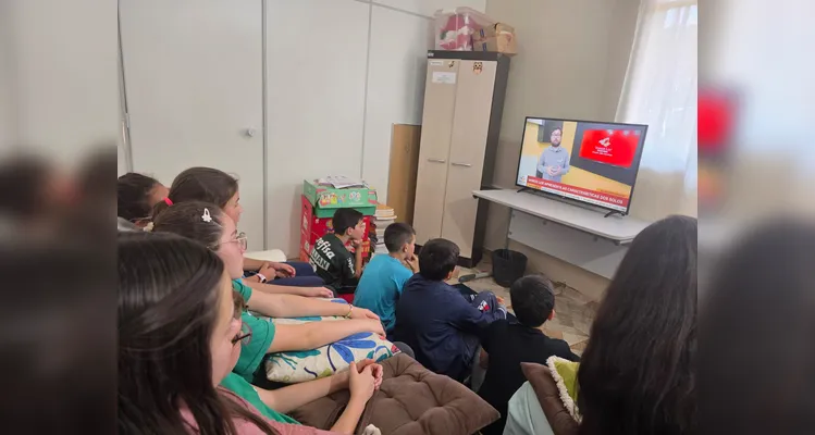 A turma assistiu aos conteúdos em formato de videoaula do Vamos Ler, participou de uma dinâmica com um agrônomo convidado, que envolveu entrevistas e o plantio de mudas e finalizou as ações visitando a Secretaria de Agricultura para uma palestra sobre o assunto.