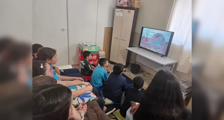 A turma assistiu aos conteúdos em formato de videoaula do Vamos Ler, participou de uma dinâmica com um agrônomo convidado, que envolveu entrevistas e o plantio de mudas e finalizou as ações visitando a Secretaria de Agricultura para uma palestra sobre o assunto.