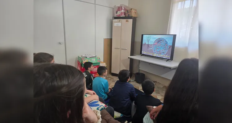A turma assistiu aos conteúdos em formato de videoaula do Vamos Ler, participou de uma dinâmica com um agrônomo convidado, que envolveu entrevistas e o plantio de mudas e finalizou as ações visitando a Secretaria de Agricultura para uma palestra sobre o assunto.