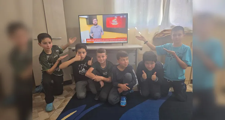 A turma assistiu aos conteúdos em formato de videoaula do Vamos Ler, participou de uma dinâmica com um agrônomo convidado, que envolveu entrevistas e o plantio de mudas e finalizou as ações visitando a Secretaria de Agricultura para uma palestra sobre o assunto.
