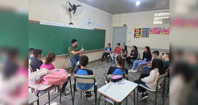 A turma assistiu aos conteúdos em formato de videoaula do Vamos Ler, participou de uma dinâmica com um agrônomo convidado, que envolveu entrevistas e o plantio de mudas e finalizou as ações visitando a Secretaria de Agricultura para uma palestra sobre o assunto.