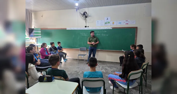 A turma assistiu aos conteúdos em formato de videoaula do Vamos Ler, participou de uma dinâmica com um agrônomo convidado, que envolveu entrevistas e o plantio de mudas e finalizou as ações visitando a Secretaria de Agricultura para uma palestra sobre o assunto.