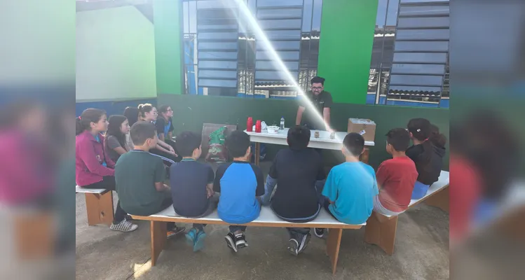 A turma assistiu aos conteúdos em formato de videoaula do Vamos Ler, participou de uma dinâmica com um agrônomo convidado, que envolveu entrevistas e o plantio de mudas e finalizou as ações visitando a Secretaria de Agricultura para uma palestra sobre o assunto.