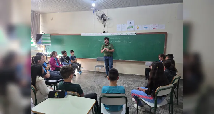 A turma assistiu aos conteúdos em formato de videoaula do Vamos Ler, participou de uma dinâmica com um agrônomo convidado, que envolveu entrevistas e o plantio de mudas e finalizou as ações visitando a Secretaria de Agricultura para uma palestra sobre o assunto.