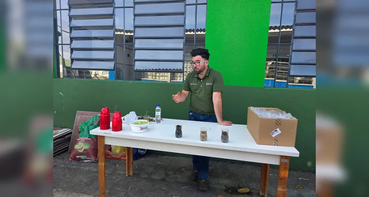 A turma assistiu aos conteúdos em formato de videoaula do Vamos Ler, participou de uma dinâmica com um agrônomo convidado, que envolveu entrevistas e o plantio de mudas e finalizou as ações visitando a Secretaria de Agricultura para uma palestra sobre o assunto.