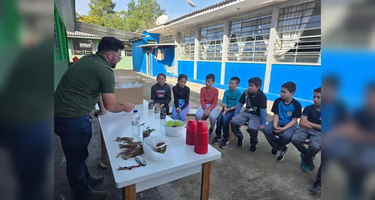 A turma assistiu aos conteúdos em formato de videoaula do Vamos Ler, participou de uma dinâmica com um agrônomo convidado, que envolveu entrevistas e o plantio de mudas e finalizou as ações visitando a Secretaria de Agricultura para uma palestra sobre o assunto.