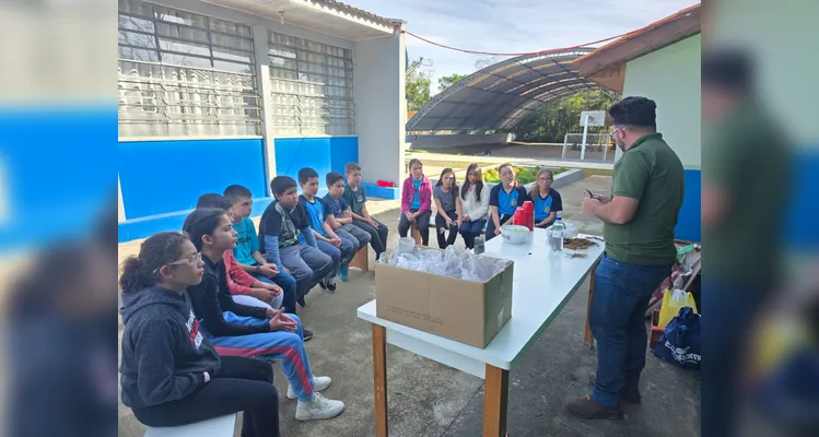 A turma assistiu aos conteúdos em formato de videoaula do Vamos Ler, participou de uma dinâmica com um agrônomo convidado, que envolveu entrevistas e o plantio de mudas e finalizou as ações visitando a Secretaria de Agricultura para uma palestra sobre o assunto.