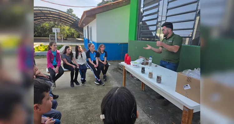 A turma assistiu aos conteúdos em formato de videoaula do Vamos Ler, participou de uma dinâmica com um agrônomo convidado, que envolveu entrevistas e o plantio de mudas e finalizou as ações visitando a Secretaria de Agricultura para uma palestra sobre o assunto.