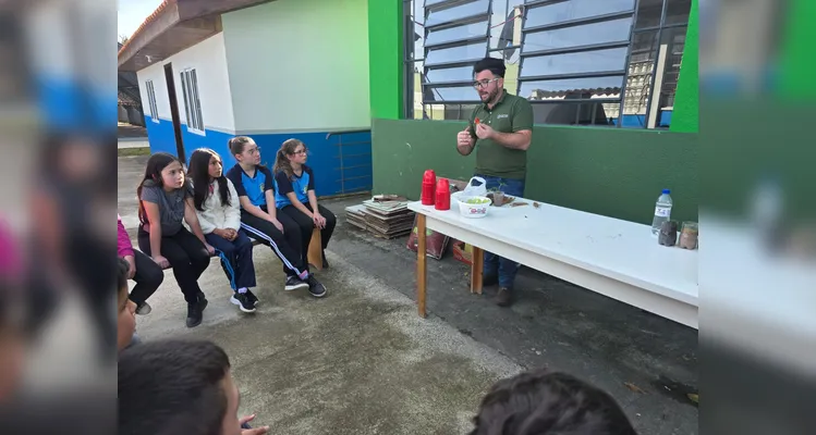 A turma assistiu aos conteúdos em formato de videoaula do Vamos Ler, participou de uma dinâmica com um agrônomo convidado, que envolveu entrevistas e o plantio de mudas e finalizou as ações visitando a Secretaria de Agricultura para uma palestra sobre o assunto.