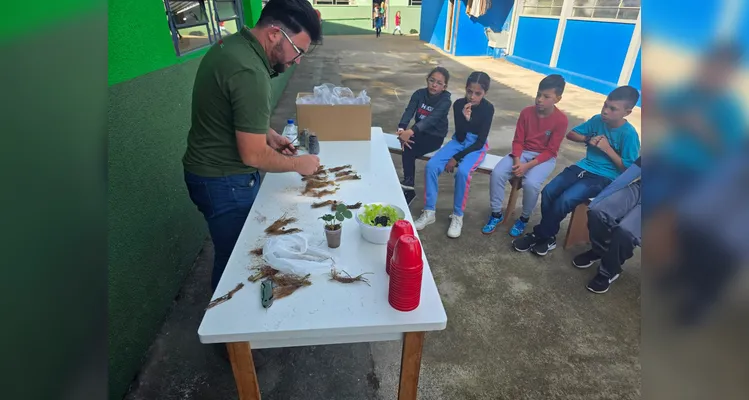 A turma assistiu aos conteúdos em formato de videoaula do Vamos Ler, participou de uma dinâmica com um agrônomo convidado, que envolveu entrevistas e o plantio de mudas e finalizou as ações visitando a Secretaria de Agricultura para uma palestra sobre o assunto.