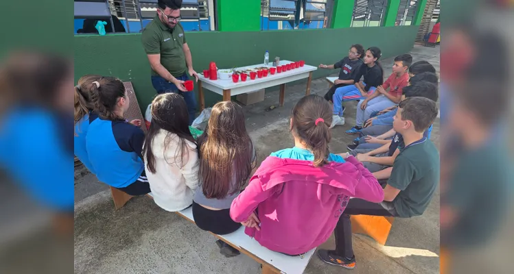 A turma assistiu aos conteúdos em formato de videoaula do Vamos Ler, participou de uma dinâmica com um agrônomo convidado, que envolveu entrevistas e o plantio de mudas e finalizou as ações visitando a Secretaria de Agricultura para uma palestra sobre o assunto.