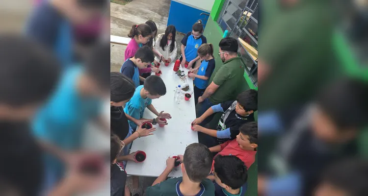 A turma assistiu aos conteúdos em formato de videoaula do Vamos Ler, participou de uma dinâmica com um agrônomo convidado, que envolveu entrevistas e o plantio de mudas e finalizou as ações visitando a Secretaria de Agricultura para uma palestra sobre o assunto.