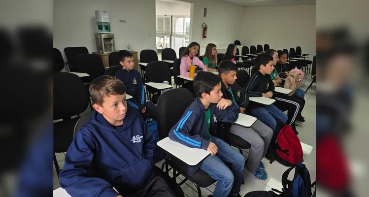 A turma assistiu aos conteúdos em formato de videoaula do Vamos Ler, participou de uma dinâmica com um agrônomo convidado, que envolveu entrevistas e o plantio de mudas e finalizou as ações visitando a Secretaria de Agricultura para uma palestra sobre o assunto.