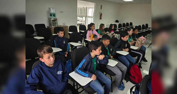 A turma assistiu aos conteúdos em formato de videoaula do Vamos Ler, participou de uma dinâmica com um agrônomo convidado, que envolveu entrevistas e o plantio de mudas e finalizou as ações visitando a Secretaria de Agricultura para uma palestra sobre o assunto.