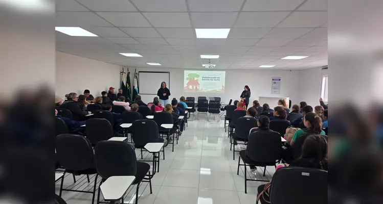 A turma assistiu aos conteúdos em formato de videoaula do Vamos Ler, participou de uma dinâmica com um agrônomo convidado, que envolveu entrevistas e o plantio de mudas e finalizou as ações visitando a Secretaria de Agricultura para uma palestra sobre o assunto.
