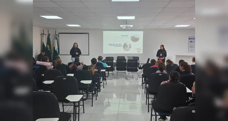 A turma assistiu aos conteúdos em formato de videoaula do Vamos Ler, participou de uma dinâmica com um agrônomo convidado, que envolveu entrevistas e o plantio de mudas e finalizou as ações visitando a Secretaria de Agricultura para uma palestra sobre o assunto.